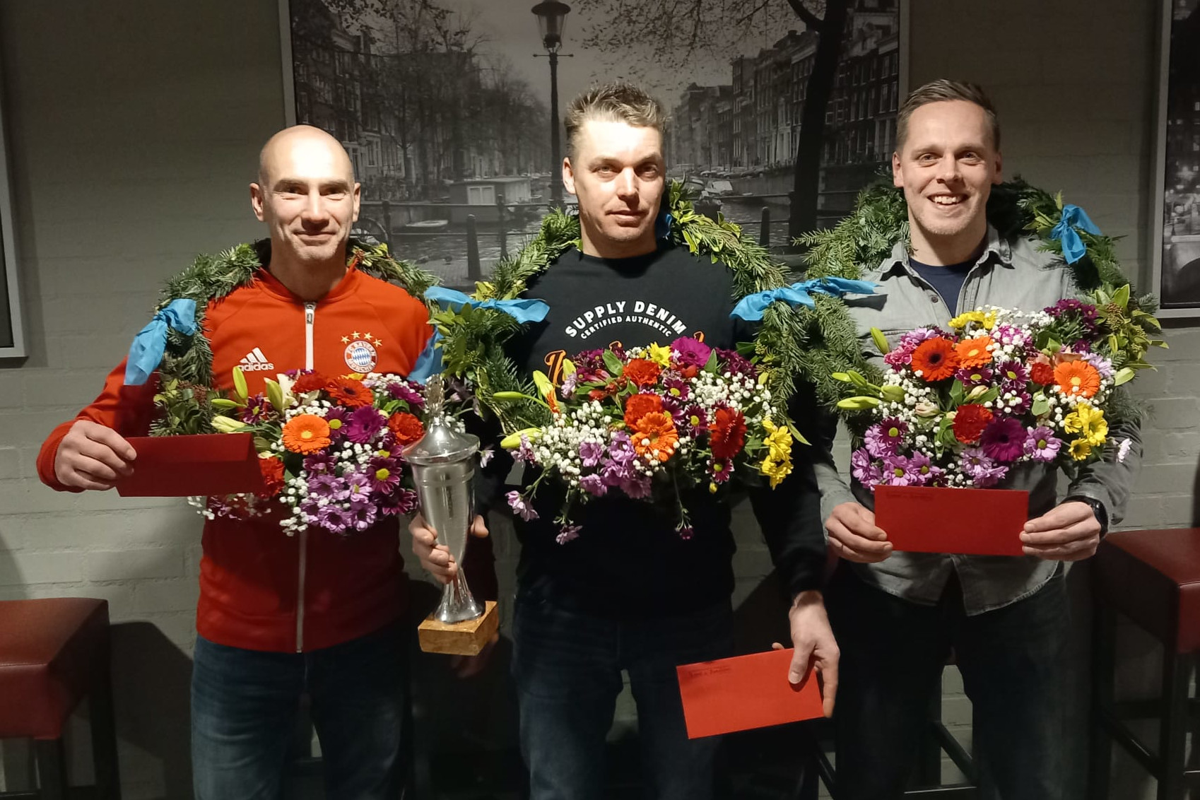 Foto van Brantgumer prijswinnaars zaalkaatstoernooi in Holwert. Op de foto Marthijs, Jelmer en Durk pieter. 2024
